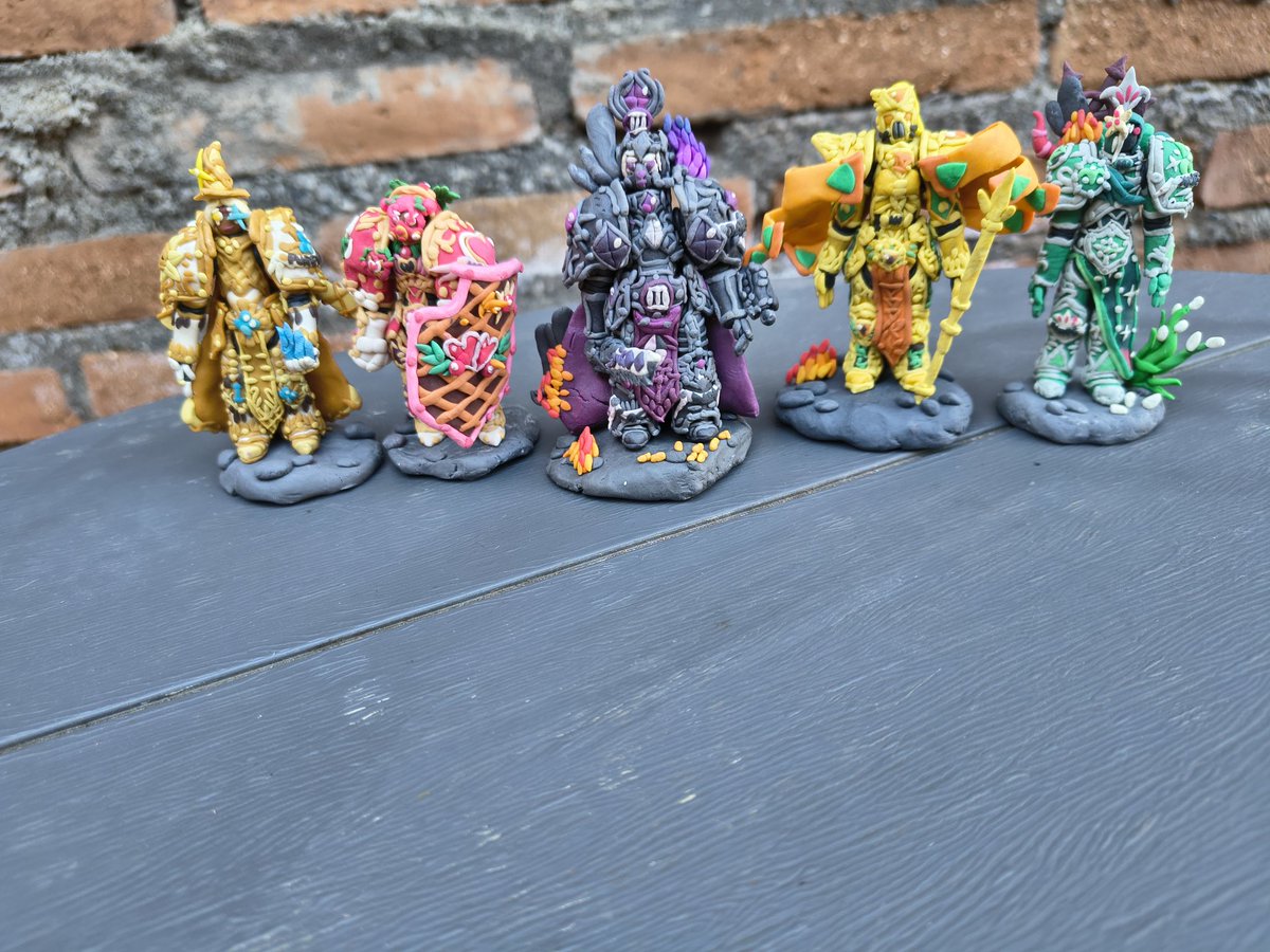 Posiblemente una de las ideas más bizarras que se me han ocurrido, pero quedaron god!, presentando a los 5 héroes ancestrales del CRK edición primarca del waghammer 40kas 👍
#cookierunkingdom #warhammer40k #cookierun #art #WarhammerArt #cookierunfanart #WarhammerCommunity