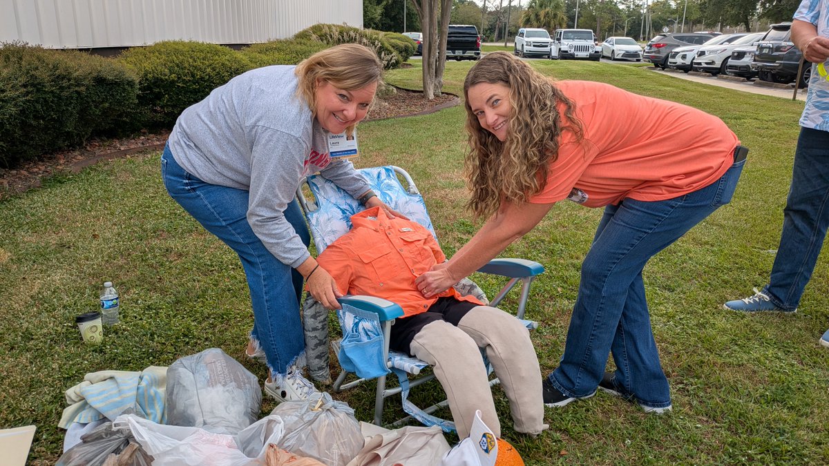 LakeviewNWFL's tweet photo. 🎃🌽🌻 Behind-the-scenes sneak peek: Our Corporate Development team prepping for the 5th Annual Build a Scarecrow Contest!

We’re proud to support @RMHC of Northwest Florida, where families of children in our Meridian inpatient unit find comfort during tough times 💛 https://t.co/ADbZBT9h40