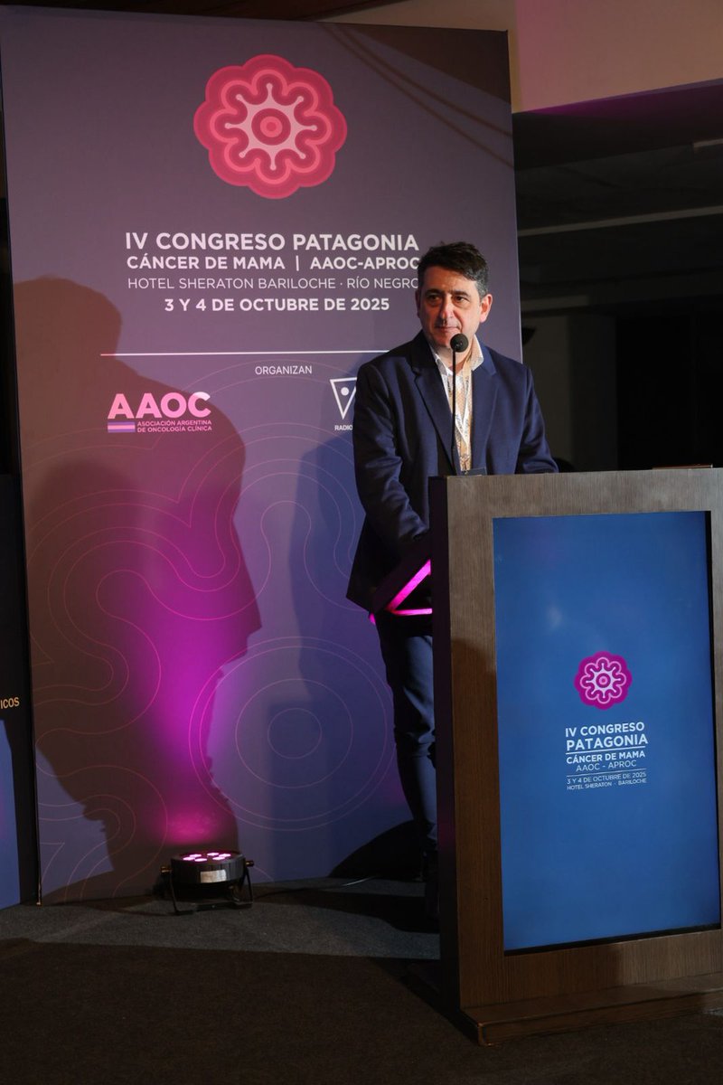 EN BARILOCHE CON LA AAOC 
Congreso Patagonia 2025
Abriendo el segmento de reconocimiento al Dr. Carlos Barrios