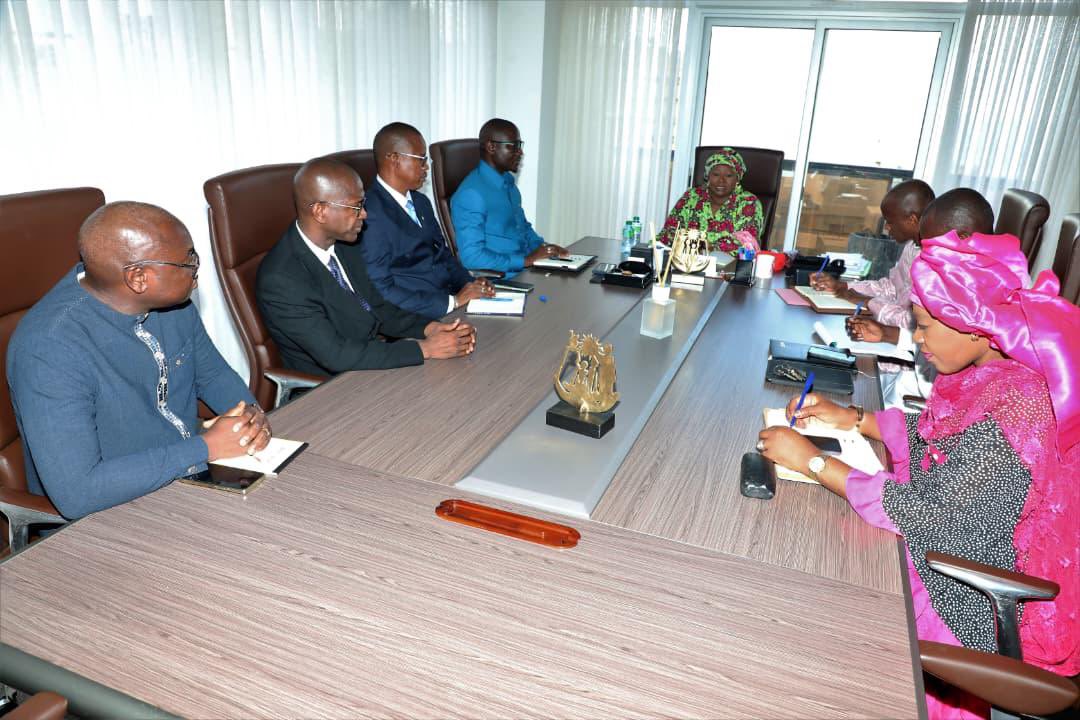 MinFamilleSN's tweet photo. Madame Maïmouna Dièye, Ministre de la Famille, de l’Action sociale et des Solidarités, a reçu en audience, le jeudi 02 septembre 2025, Monsieur Boucar Diouf, Directeur général de l’Action sociale, accompagné de ses équipes, en présence du Cabinet du ministère.
#mfass https://t.co/khbTi8bZIv