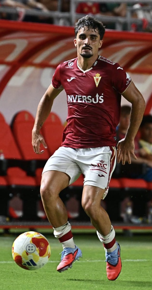La línea de centrales del Real Murcia ha estado espectacular hoy en los duelos y el partido de Jorge Mier ha sido sencillamente sublime.
