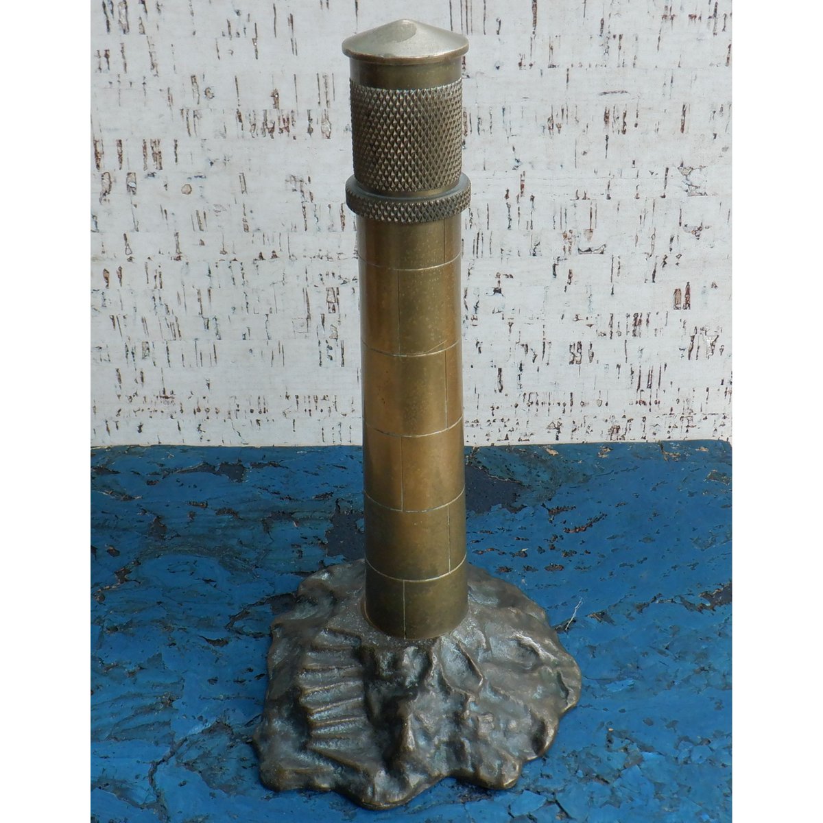 A vintage brass lighthouse... which is a matchstick holder. The removable top is the match striker. The matches are stored inside the tower. It measures 22 cm in height. 🧐

🛒 ebay.co.uk/itm/3064924233…

#Vintage #VintageFind #Vesta