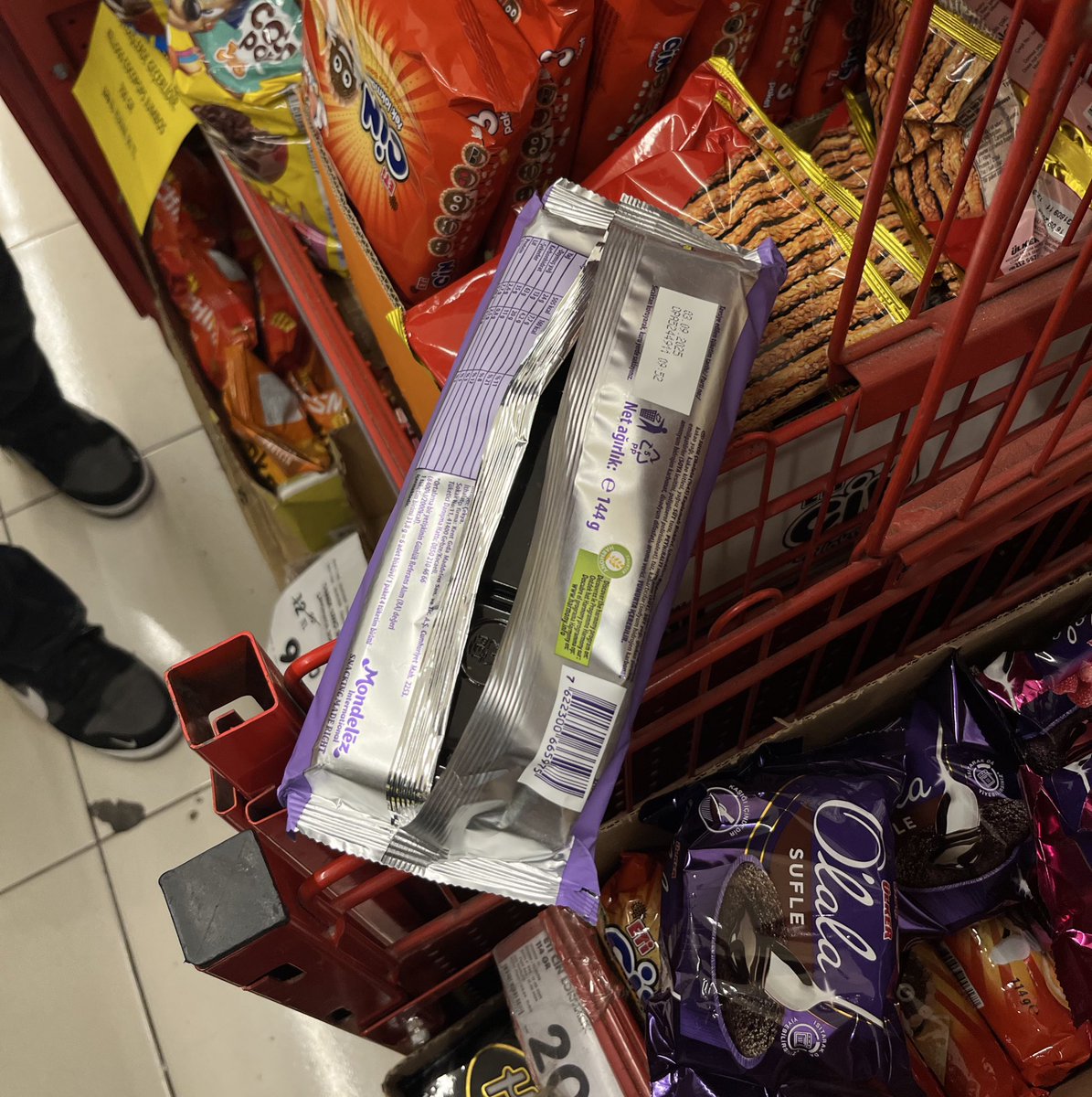 takemycigarette's tweet photo. tester milka https://t.co/kvHUkE7JiA