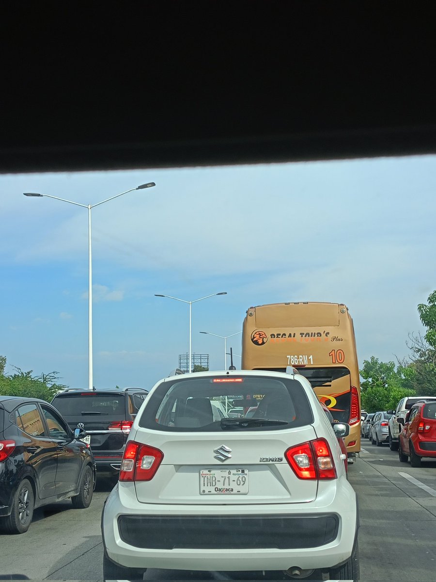 lic_omargtz's tweet photo. @TransporteJal @ZapopanGob @PabloLemusN El problema no es solo Lopez Mateos, esto es Periférico norte al cruce de tabachines, todos los días y a todas horas, y agentes de vialidad ni sus luces https://t.co/Kx670uiKG1