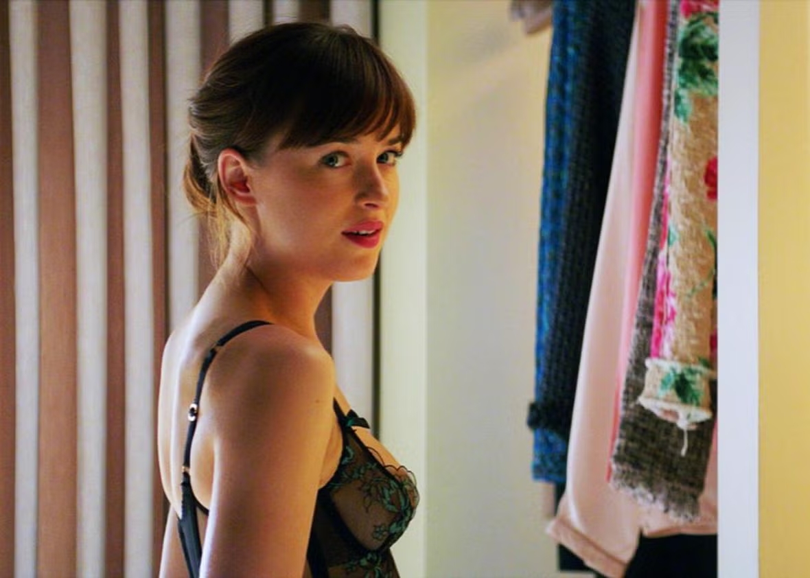 thecinemaland's tweet photo. Happy birthday, Dakota Johnson! https://t.co/1pKhohv29H