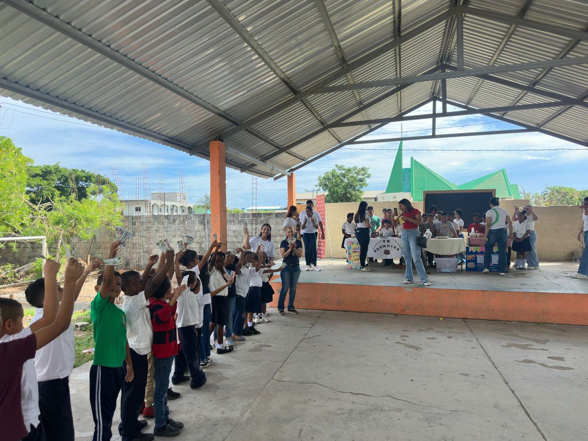 🎉👧👦 ¡Celebramos el Día del Niño con nuestros Pequeños Emprendedores!
Los estudiantes de Introducción a la Mercadotecnia en #CEUTECLCE compartieron juegos, aprendizaje y creatividad, sembrando innovación y trabajo en equipo desde pequeños. 🌱💡💛
#PequeñosEmprendedores