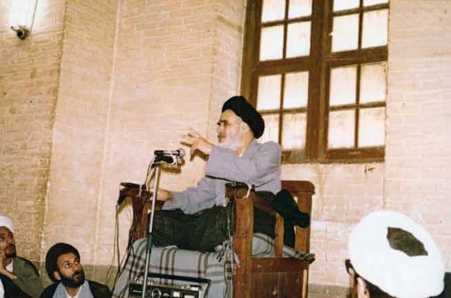 الإمام روح الله الخميني رضوان الله عليه

من على منبر بسيط غير العالم وسطر التاريخ ونهض بالإسلام من جديد وفجر الثورة الإسلامية ضد الطغاة والمستكبرين
