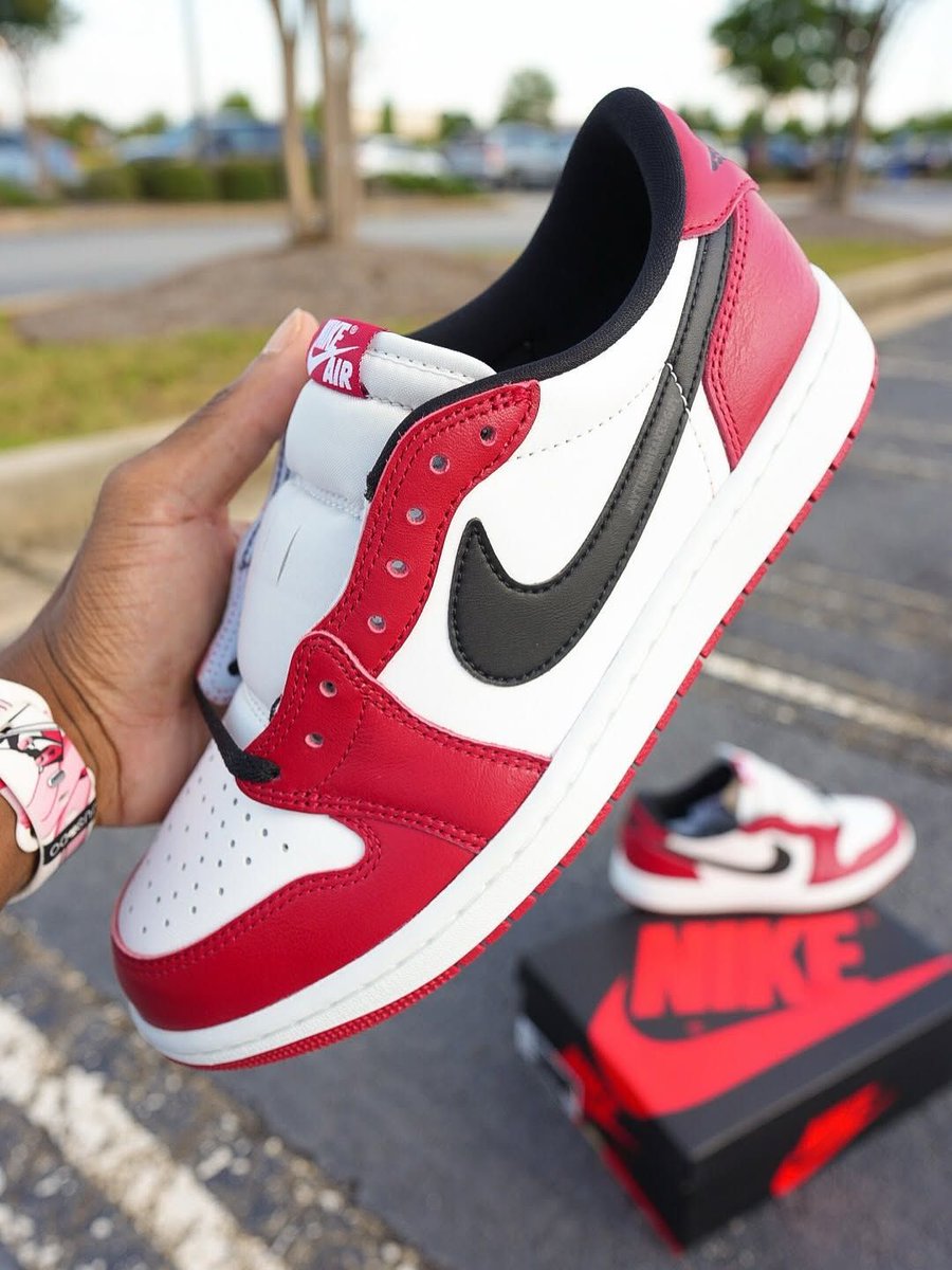 JustFreshKicks's tweet photo. Air Jordan 1 Low OG “Chicago” Releases November 15th 🌹 https://t.co/3YYQy8YzOe https://t.co/6GXkZq8B0F