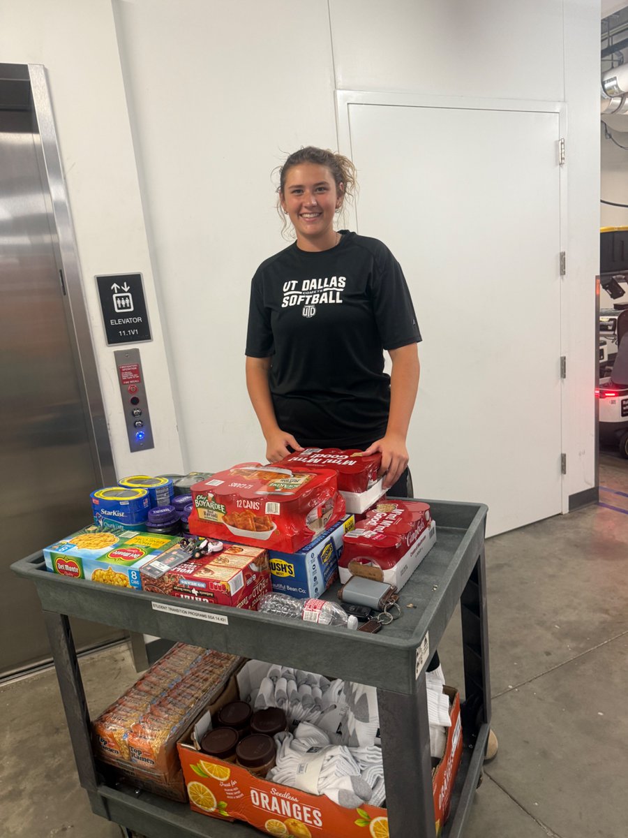 katieha08462737's tweet photo. Thanks to everyone for their support for local Dallas families in need! We collected items for our the Military and Veteran Centers’ Drive!   Every donation makes a real impact!  The drive goes thru Nov 7th!  See details in comments.

@UTDallasVeteran #UTDSoftball #UTDSoftballCares #Comets