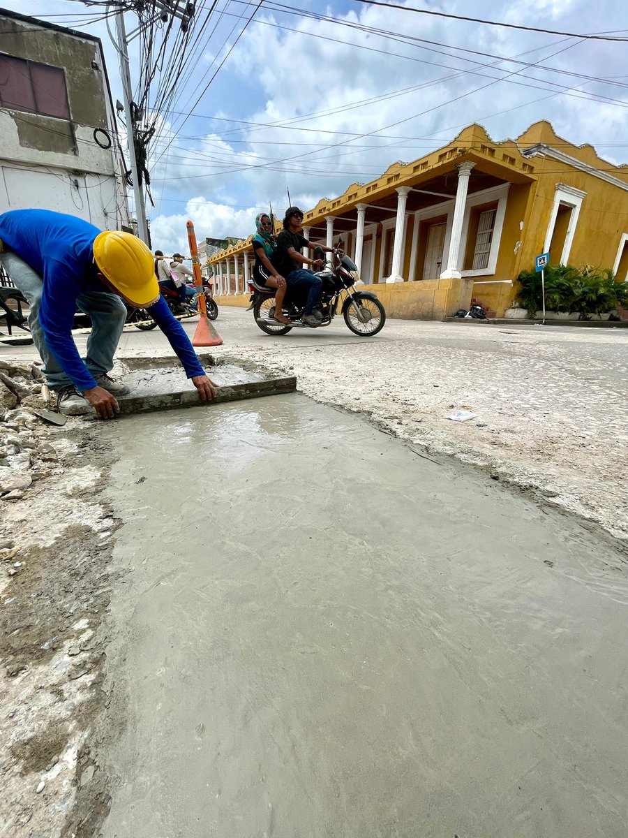 ¡No paramos! 
#PlanTapahuecos continúa trabajos en el sector Centro 🚧
Más calles mejoradas para todos ✅