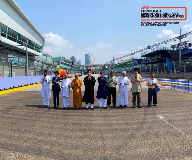 Cada año antes de que inicie el GP de Singapur, 10 representantes Religiosos de ese país se presentan para orar juntos porque sea una buena carrera para todos y que la organización se desarrolle sin problemas.