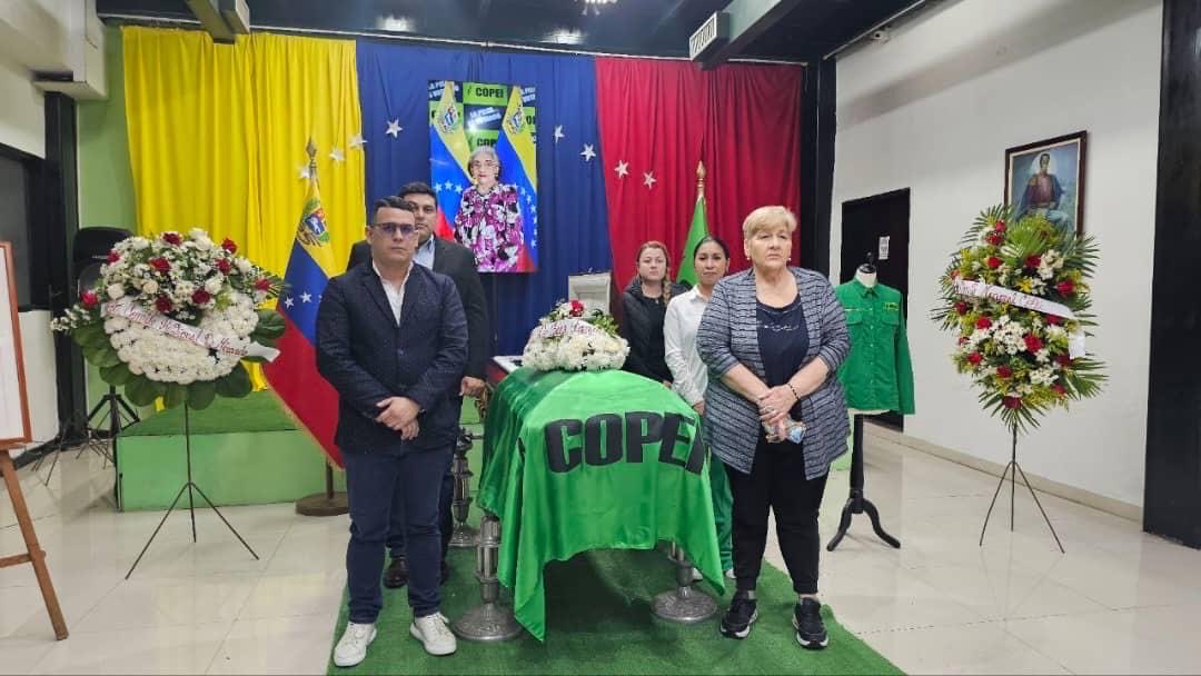 La comisión del CEN designada por nuestro Secretario General Nacional <a href="/adbernabe/">Bernabé Gutiérrez</a>, hizo parada de honor junto a la familia socialcristiana de <a href="/Copei_Partido/">Partido COPEI</a>, en los actos póstumos de la fiel defensora de la democracia, Elys Ojedas. Desde AD oramos por su descanso eterno.