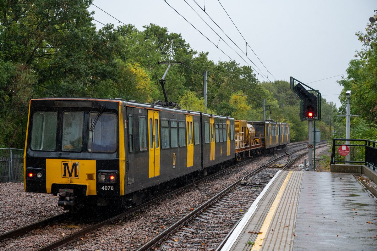 Tyne and Wear Metro RHTT season has began.

Metrocar 4023 and 4078 depart Kingston Park working T178 to Gosforth Depot.