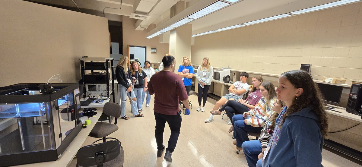 med_device_SIU's tweet photo. SIU DAY
We were excited to host high school students for a lab tour! The students were introduced to our single-cell bacterial detection techniques and the microfabrication facilities. We hope this experience will spark their curiosity and interest in STEM education and research. https://t.co/WyjEmWmec5