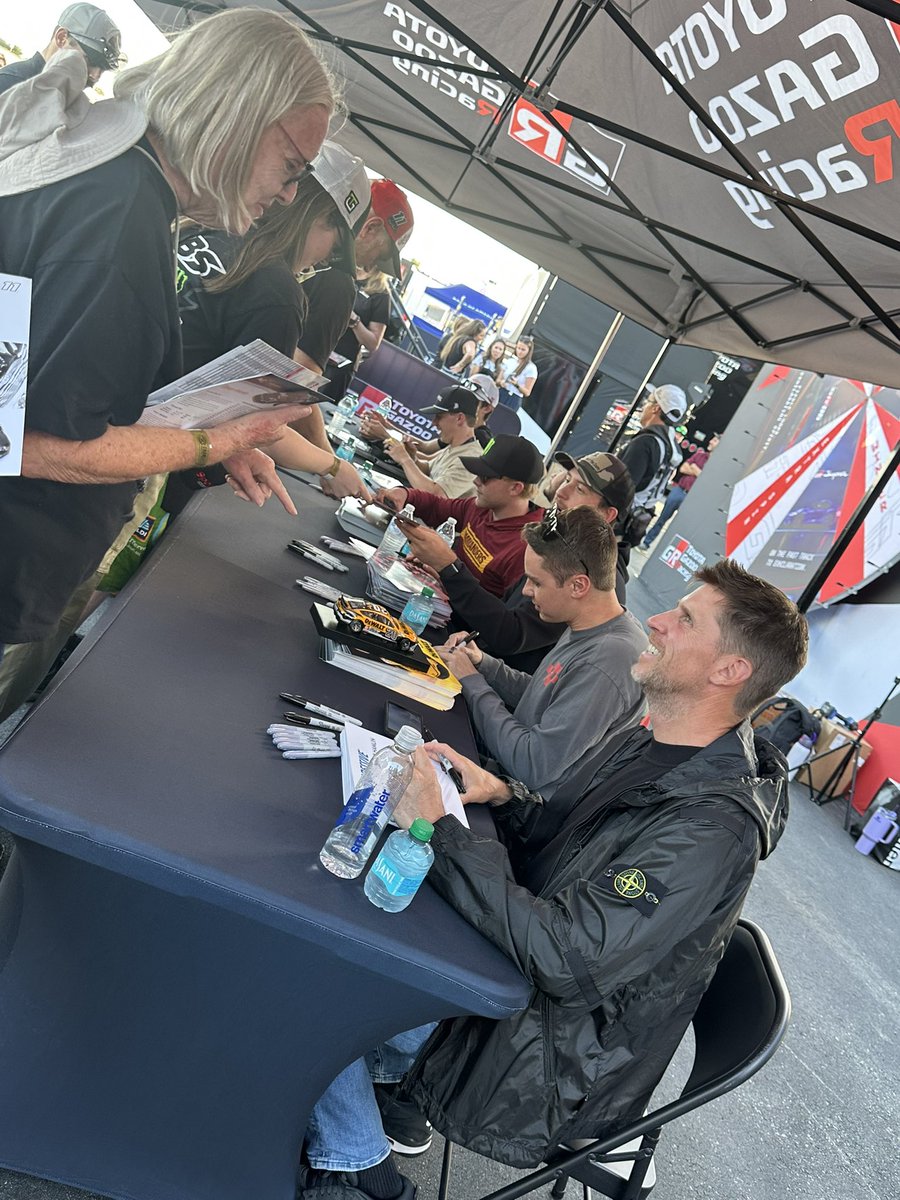 Dave Alpern (@pernski) on Twitter photo Fan Festin’ Fan Festin’