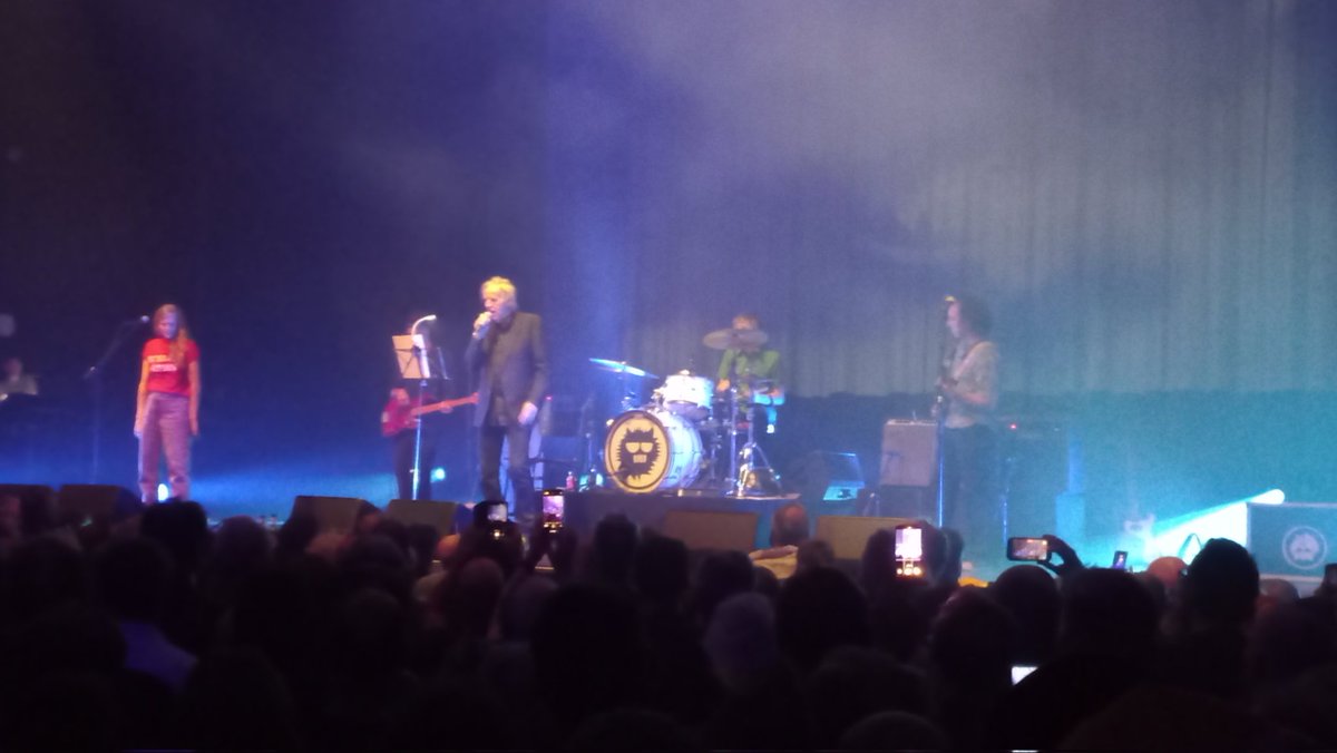 Vanavond was het allerlaatste concert in <a href="/TiVre_Utrecht/">TivoliVredenburg</a> van de misschien wel beste Nederlandse band ever, <a href="/ClawBoysClaw/">Claw Boys Claw</a>  Nooit meer live Superkid.  Man... So mean.
<a href="/MikeRietvelt/">Mike Rietvelt</a>