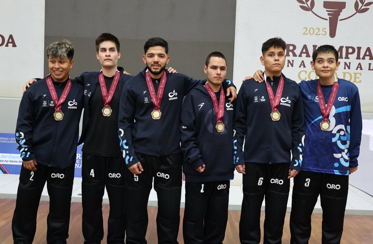 ElBlogdePorter's tweet photo. Atletas #queretanos de golbol dominan las preseas de oro en Paralimpiada Nacional

Atletas queretanos de golbol (deporte adaptado), por segundo año consecutivo, ganaron las cuatro medallas de oro que oferta la Paralimpiada Nacional de la Comisión Nacional de Cultura Física y Deporte (CONADE). Este logró posiciona al estado de #Querétaro como entidad líder en este deporte a nivel nacional.

Los deportistas tuvieron una serie de encuentros deportivos en los cuales acanzaron de forma invicta hasta la final y con un segundo lugar en la categoría juvenil mayor varonil frente a Jalisco. Como parte de dicha trayectoria, compitieron contra representativos de Ciudad de México, Sinaloa, Sonora y Oaxaca.

La delegación queretana estuvo integrada por 22 atletas, tanto en la rama varonil como femenil, dentro de las categorías Juvenil Menor y Juvenil Mayor. Entre ellos destacaron seleccionados nacionales como Dana Rodríguez, Sara Olguín, Tania Sánchez, Luisa Acosta, Carlos Nieves, Isaías Rodríguez y Aldo Navarrete, algunos de los cuales se preparan también para representar a México en los próximos Juegos Parapanamericanos Juveniles de Chile 2025.

Este resultado refleja el compromiso con la comunidad de los deportes no convencionales y, de manera especial, con las personas ciegas y con debilidad visual, quienes son protagonistas de esta disciplina. Desde el Centro de Deporte Adaptado del Estado de Querétaro, bajo la dirección de Indira Beltrán y Jessica Muñiz, se impulsa la búsqueda de más adolescentes y jóvenes con estas condiciones para brindarles, a través del deporte, una mejor calidad de vida y mayores oportunidades de desarrollo.