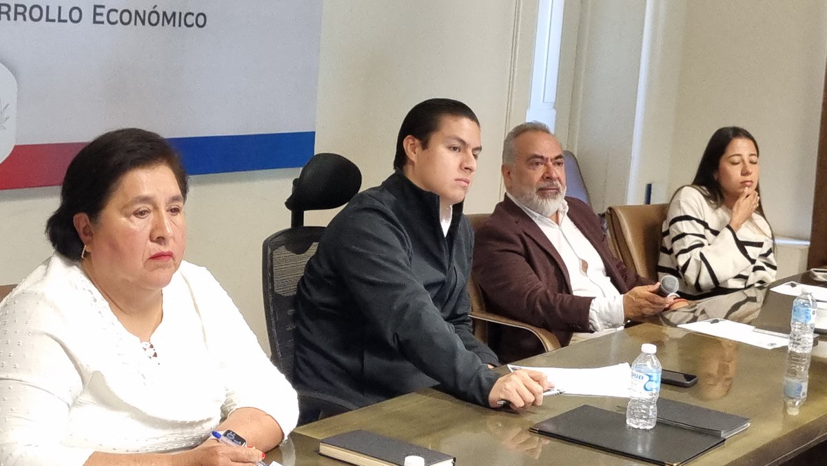 📍 La Sedeco encabezó la mesa de análisis del Grupo Técnico, en la que se revisaron proyectos estratégicos a favor de #Durango.

🤝 Estas acciones fortalecen la planeación y el trabajo, permitiendo consolidar un desarrollo económico sostenible y con más oportunidades👥.