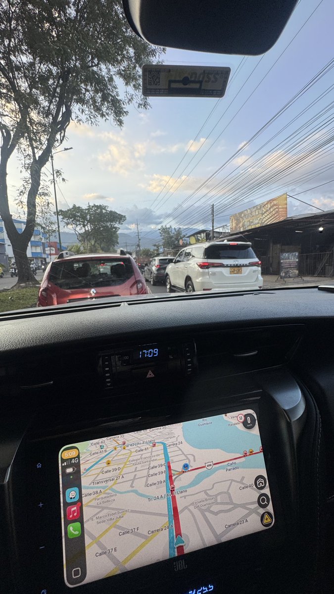jairohernan5's tweet photo. Señores @villavomovilida @villavoalcaldia @AlexBaqueroS No hay un plan de contingencia para la congestión vehicular en la salida y entrada hacia el municipio de Restrepo. Agentes de tránsito pendientes de celulares o otros oficios, en lugar de agilizar la movilidad 😡😡😡 https://t.co/26tIVkjuvN