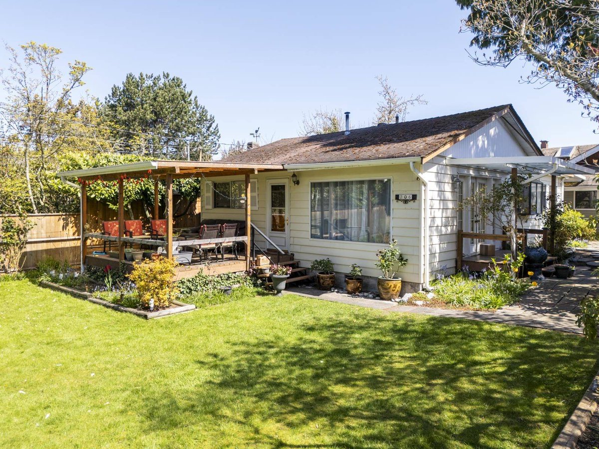 1westsideliving's tweet photo. Dreaming of a beachside lifestyle? 🏖️ This cottage at 206 66a ST, Delta is your gateway to Boundary Bay living!! Huge 6,706 sq ft lot—build your dream home or a stunning duplex! Southlands Market and Four Winds Brewery. Coastal living starts now. #BoundaryBay #BeachLife https://t.co/lNXNgYQ0pI