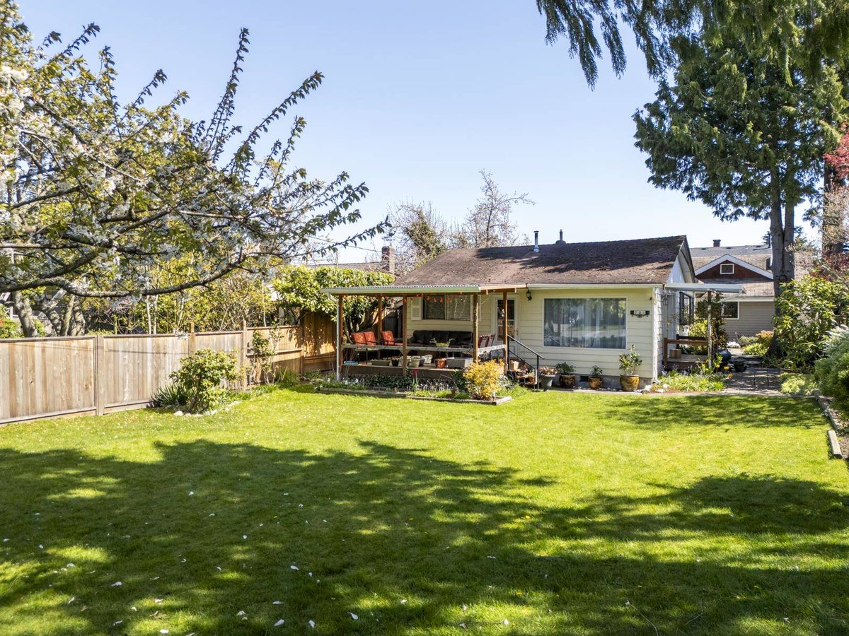 1westsideliving's tweet photo. Dreaming of a beachside lifestyle? 🏖️ This cottage at 206 66a ST, Delta is your gateway to Boundary Bay living!! Huge 6,706 sq ft lot—build your dream home or a stunning duplex! Southlands Market and Four Winds Brewery. Coastal living starts now. #BoundaryBay #BeachLife https://t.co/lNXNgYQ0pI