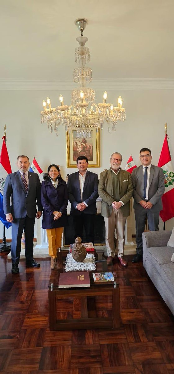 embaparaguaype's tweet photo. 🤝 @embaparaguaype mantuvo reuniones con empresarios paraguayos y peruanos para impulsar oportunidades de negocios de empresas nacionales.
En esta ocasión, con los Sres. Nicolás Ojeda (Quesos Rody) y Luis Santacruz (Tekove Green). 🇵🇾🇵🇪
#DiplomaciaEconómica #MIPYMES #ParaguayPerú https://t.co/3OY8CH5fq9