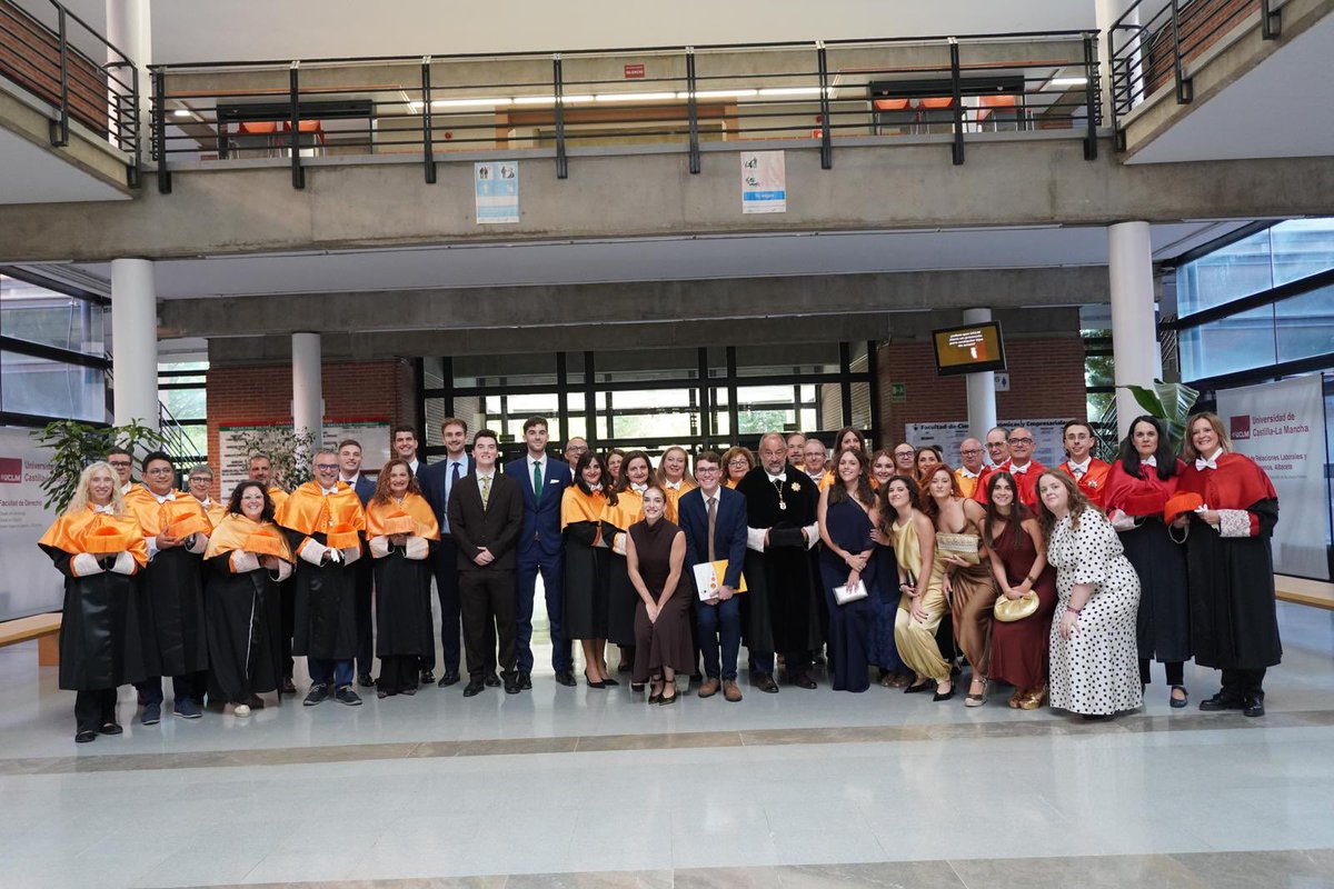 🎓VII Graduación del Doble Grado derecho-economía 

6 años de esfuerzo, amistad y sueños compartidos. Jóvenes valientes y solidarios que hoy celebran un gran logro. 🧡
Gracias a <a href="/GardeJulian/">Julian Garde</a> por acompañarnos en este día tan especial.

¡Enhorabuena, doblegraduados! 🚀