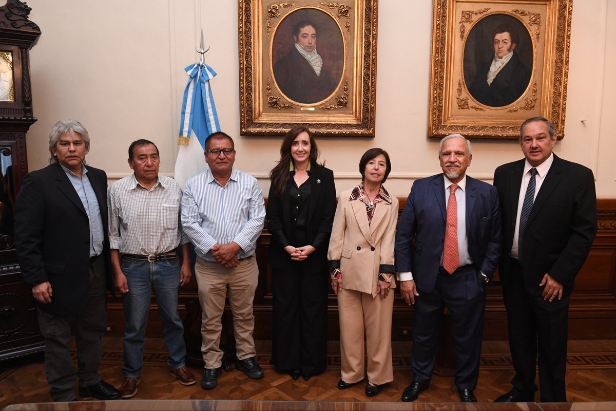 La vicepresidenta <a href="/VickyVillarruel/">Victoria Villarruel</a> , junto a mis colegas <a href="/ElOsoLeavy/">Sergio Oso Leavy</a> y <a href="/noragimenezok/">Nora del Valle Giménez</a> recibimos al intendente Rogelio Nerón para analizar la situación delicada en Rivadavia.
El <a href="/SenadoArgentina/">Senado Argentina</a> ya aprobó la ley de emergencia y un fondo de $10.000 millones.
Ahora es clave que