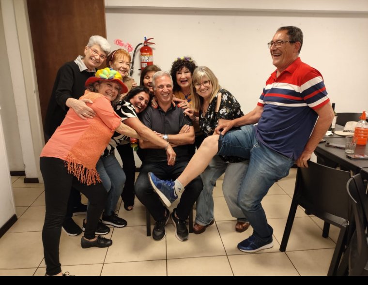 sinjusticiamar1's tweet photo. La Promo a pleno 💯❤️
Anoche, en el quincho de Victor ❤️"Esperancita"😁
Siempre son especiales nuestras reuniones ❤️
Y se viene el 3° #ViajeDeEgresados 💖
#MiFotoBang
Para
@revista_bang
🖤🩶🤍 https://t.co/KuKPOr7bC2