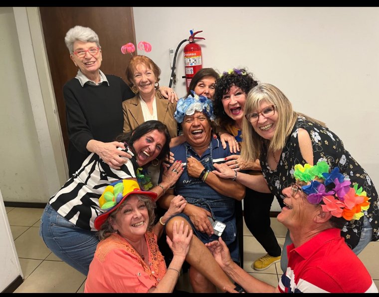 sinjusticiamar1's tweet photo. La Promo a pleno 💯❤️
Anoche, en el quincho de Victor ❤️"Esperancita"😁
Siempre son especiales nuestras reuniones ❤️
Y se viene el 3° #ViajeDeEgresados 💖
#MiFotoBang
Para
@revista_bang
🖤🩶🤍 https://t.co/KuKPOr7bC2