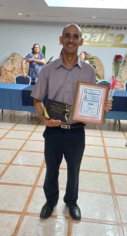 Gran orgullo contar con Yenkell Lliteras Cebada trabajador de <a href="/ETECSA_Cuba/">ETECSA</a>  #Camagüey que recibe premio de mayor impacto económico social que otorga el Buró Nacional de la ANIR y la réplica del Carné de Innovador del Comandante en Jefe #100AñosConFidel #FidelPorSiempre