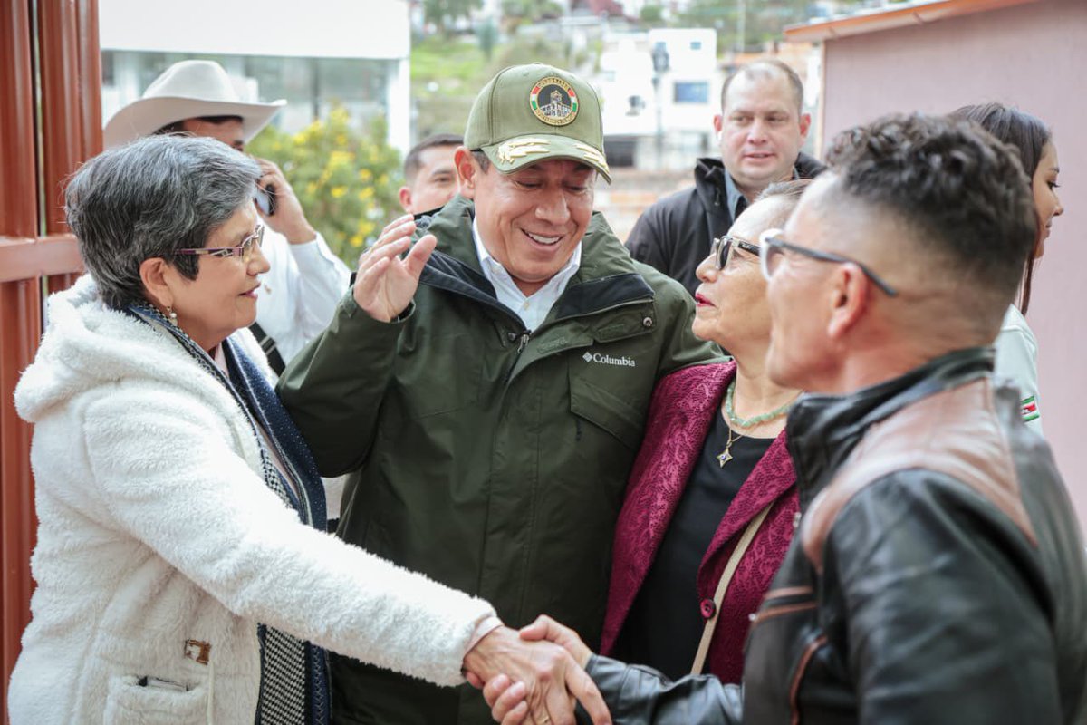 CarlosAmayaR's tweet photo. Llegamos a Paipa con una emoción inmensa 💚.

Hoy entregaremos la plaza de mercado más bonita de Colombia, un espacio que dignifica a los campesinos, impulsa el turismo y será punto de encuentro para todas y todos los paipanos.

¡Vamos vamos que vamos! ¡Por Paipa y por esta #BoyacáGrande💚💜🤍!