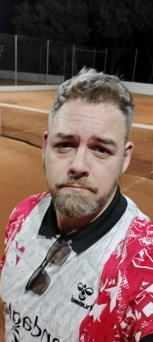 Omuhz's tweet photo. Niks gezien, maar met zoveel belangrijke spelers afwezig, haal je bijna een prima resultaat, uit, tegen een titelkandidaat. En nog zijn er mensen die klagen en zeiken. Man (3x)... Niet tevreden met het resultaat, wel met de uitvoering en de inzet. En doorrrr #Hup #camEMM https://t.co/zySbrBOGpg