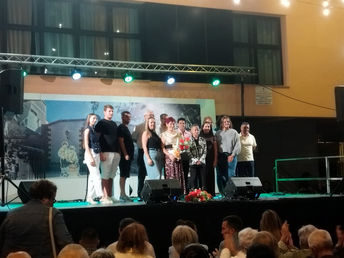 Hoy asistimos al pregón de las fiestas del Pilar 2025 en El Valle Los Nueve a cargo de Juani López Marcial.  Nos contó su vivencias en el barrio con esa sonrisa que le caracteriza.