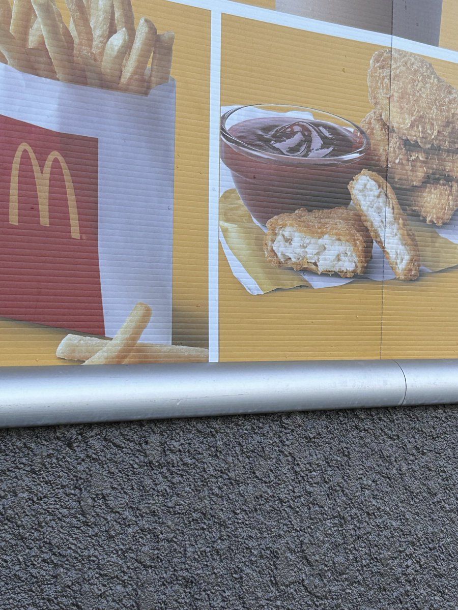 Furriends! Mah mom takes me to da majik window fur nuggies! An I duznt habs to share!vetty say mah eyes, ears, heart, lungs, weight an teefs all iss goob 😁 weez hab to wait fur mah blood werk to make shur eberfing else iss goob.🐾♥️🐾Iz duznt likes da pokes but Iz wuz a goob boy