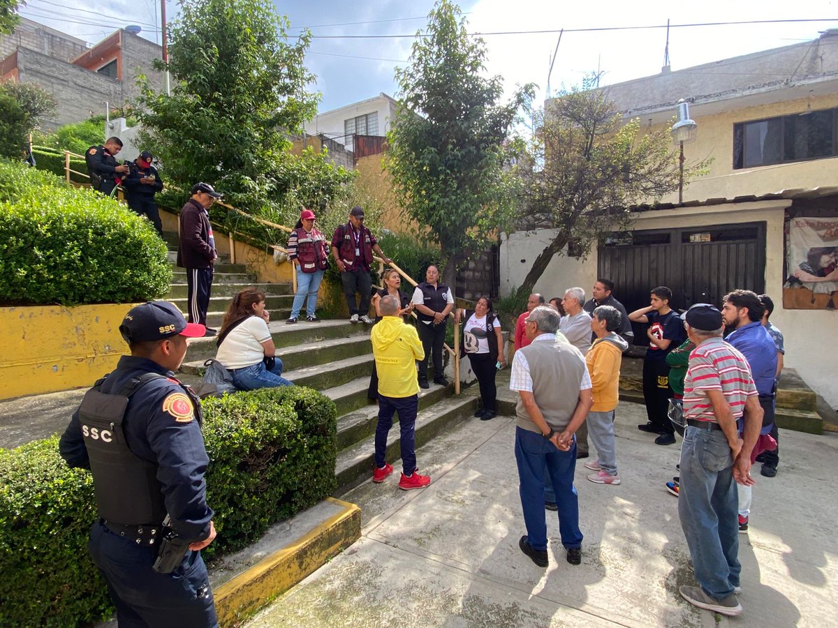 AmajikiHatake's tweet photo. @Televisa @Azteca @multimediostv @LopezCasarinJ @Claudiashein @ClaraBrugadaM @GobCDMX @SSC_CDMX @FiscaliaCDMX @PAOTmx @Excelsior @Reforma @lasillarota @El_Universal_Mx ¡Gracias a todas las personas que apoyaron en la denuncia y seguimiento de la construcción irregular! 🙌 Agradecemos especialmente al alcalde @LopezCasarinJ, al director Juan Carlos Rocha y a la directora de Territorial Centenario Angélica por su intervención. https://t.co/hdel1oKcHb