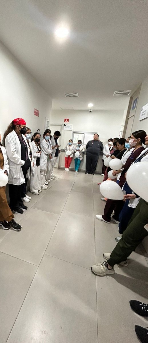 ElBlogdePorter's tweet photo. #Querétaro | Realiza Secretaría de Salud primera donación multiorgánica en el HENM

En el Hospital de Especialidades del Niño y la Mujer “Dr. Felipe Núñez Lara” (HENM) de la Secretaría de Salud (SESA) del estado de Querétaro, se concretó con éxito la primera donación multiorgánica, gracias al altruismo y generosidad de una familia que, en medio del dolor, decidió decir sí a la vida. Con este acto se logró beneficiar la calidad de vida de pacientes en lista de espera de un trasplante, otorgándoles una nueva esperanza.

La paciente donadora fue una niña de siete años con diagnóstico de muerte encefálica, cuyos familiares, en un gesto de profunda solidaridad, autorizaron la donación de órganos. Gracias a ello fue posible procurar los riñones, el hígado y las córneas, los cuales fueron trasladados al Hospital Infantil de México “Federico Gómez” y al Hospital General de México “Dr. Eduardo Liceaga”, donde brindarán una nueva oportunidad a quienes más lo necesitan.

Como homenaje y muestra de respeto, la familia, junto con el personal médico, de enfermería y paramédicos, formaron una valla humana para despedir a la pequeña donante y honrar su legado de vida. Un momento de profundo simbolismo que nos recuerda que, aun en la pérdida, se puede dar esperanza.

La SESA trabaja de manera permanente para fortalecer la cultura de la donación de órganos y tejidos, con el propósito de sensibilizar a la sociedad sobre la importancia de tomar la decisión en vida y, sobre todo, de compartirla con la familia. Solo ellos tienen la autorización legal para confirmar este acto de amor, que trasciende más allá de la vida y transforma múltiples destinos.

Convertirse en donador voluntario es un paso sencillo pero de enorme significado. Quienes deseen registrarse pueden hacerlo escaneando el código QR disponible en https://t.co/xoF0WqzhtV o de forma directa en el portal del Centro Nacional de Trasplantes (CENATRA): https://t.co/CfnP7pMZ17

La Secretaría de Salud hace un llamado a todos a sumarse a esta causa: decir “sí” a la donación es decir “sí” a la vida.