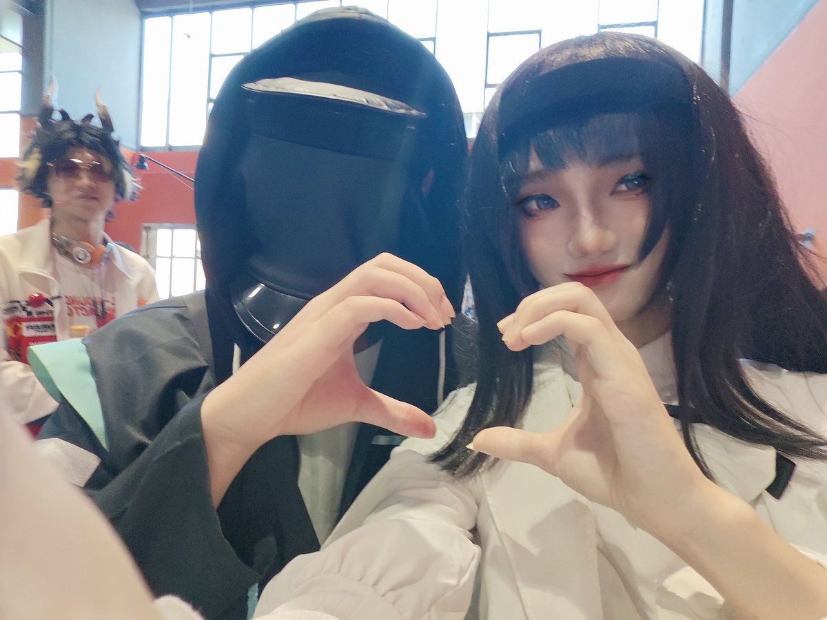 和博士来个贴贴
