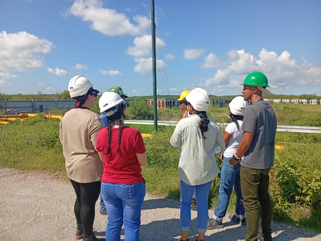 🇨🇺 Como parte del adiestramiento a los jóvenes recién egresados de la Universidad, incorporados en  la Empresa de Ingeniería y Proyectos del Petróleo,  participan en un recorrido por Canasí,  donde una atractiva instalación petrolera lleva el sello de nuestros ingenieros.
#Cuba🇨🇺