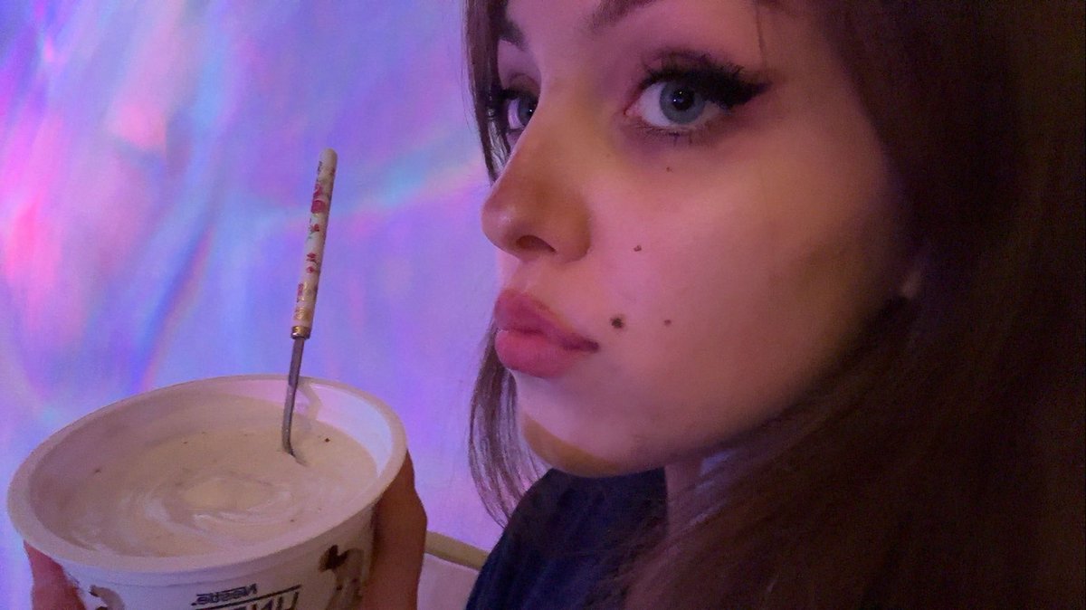 lilailanine's tweet image. Vinted and yoghurt time in bed except the yoghurt tasted like soap because the hot water tap is too hot so it hurts to rinse and i clearly didn't do it properly and vinted has nothing i want to buy 
#nitm #irritated