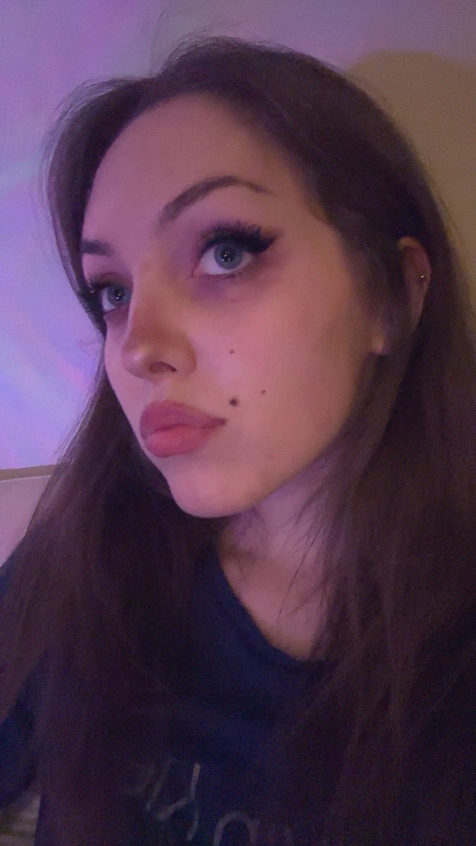 lilailanine's tweet image. Vinted and yoghurt time in bed except the yoghurt tasted like soap because the hot water tap is too hot so it hurts to rinse and i clearly didn't do it properly and vinted has nothing i want to buy 
#nitm #irritated