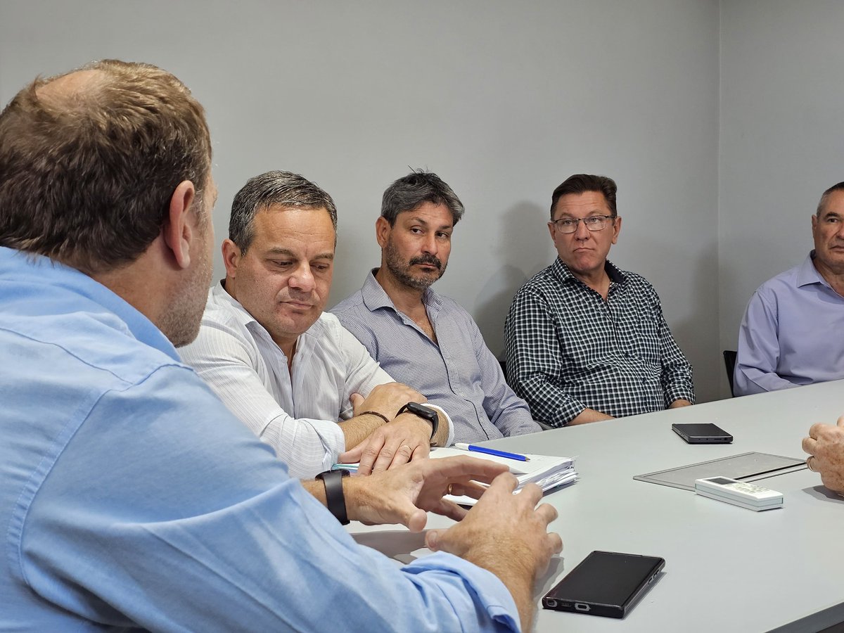 LeacGonzalez's tweet photo. Visitamos @CooFAGSanJusto con el  senador @RodrigoBorla para profundizar el trabajo en @PuertoStaFe . La decisión estratégica de @maxipullaro @GiScaglia @GustavoPuccini y el equipo de la Sec. de Transporte y Logística de @GobSantaFe es potenciar oportunidades para la producción https://t.co/jqVFRwxYum
