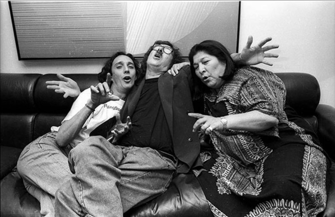 🗣️''LA VOZ DE AMÉRICA LATINA''

💿En 2009 La Negra publicó un disco doble de duetos Cantora, con diversos intérpretes, entre los que se encuentran: Luis Alberto Spinetta, Charly García, León Gieco, Gustavo Cerati, Fito Páez entre otros.

Sigue 👇🧵