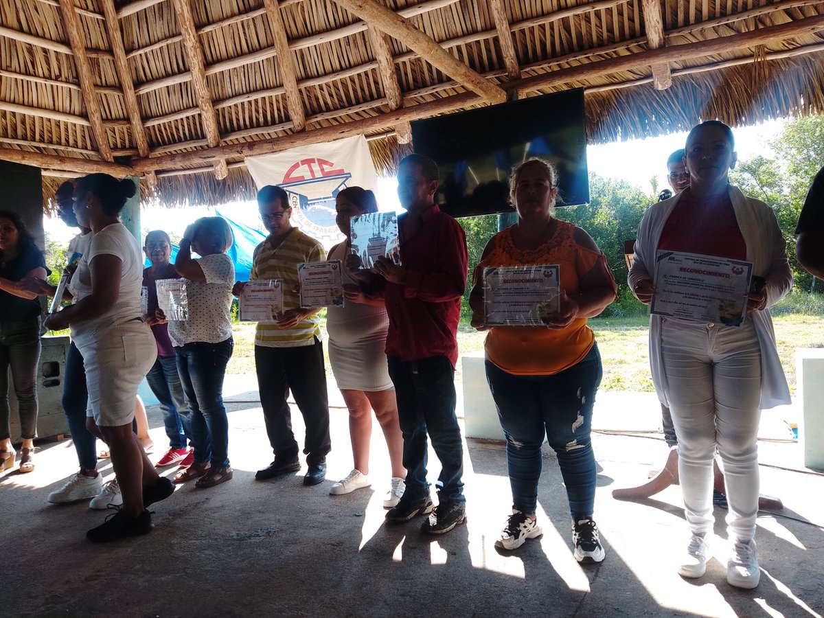 PresidenciaAMPP's tweet image. Recocidos los trabajadores agropecuarios en #IslaDeLaJuventud. Su entrega a una de las prioridades, la alimentación del pueblo y ante un bloqueo genocida ellos se crecen. El #PoderPopular les envía el #SentirPinero #TumbaElBloqueo