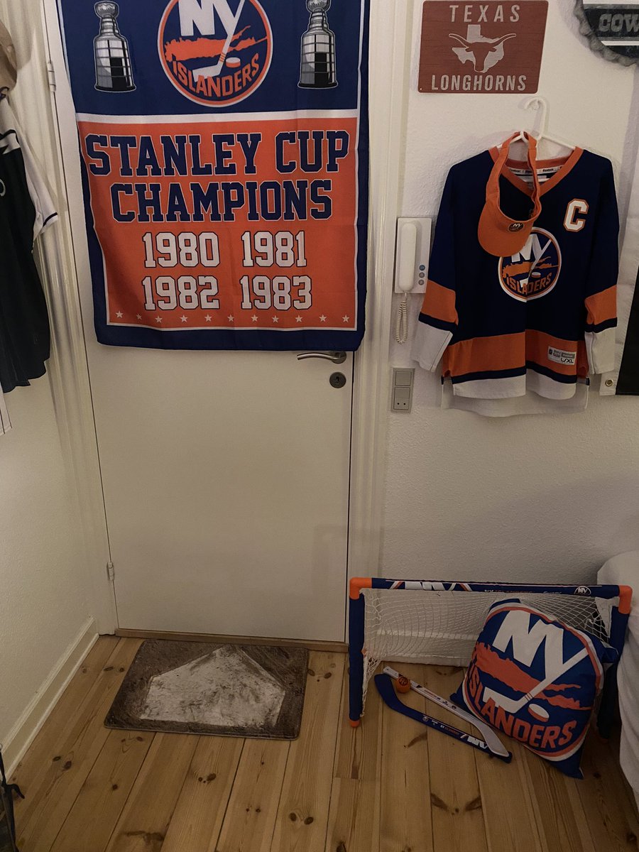 DanishSportsNut's tweet image. The setup where the greatest fantasy hockey team will ever be created🏒🥤💻🪑 
#ESPNFantasyHockey #Puck #NHL #NHLFantasy