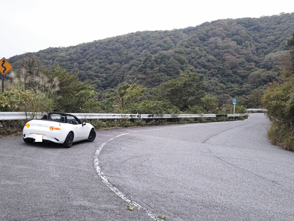 HDwan's tweet photo. 天気予報は2対1で昼頃迄は保つ、曇天冷涼な #今朝の箱根
山の稜線部は16℃とかで、強めの風で体感はもう少し涼しい(寒々しいw)
午後から降雨の予報なのに、このあと一部本降りになり概ね半濡れなのは山のお約束。 #こんなんでも楽しくなるカーライフ https://t.co/uJmZcMZxZY