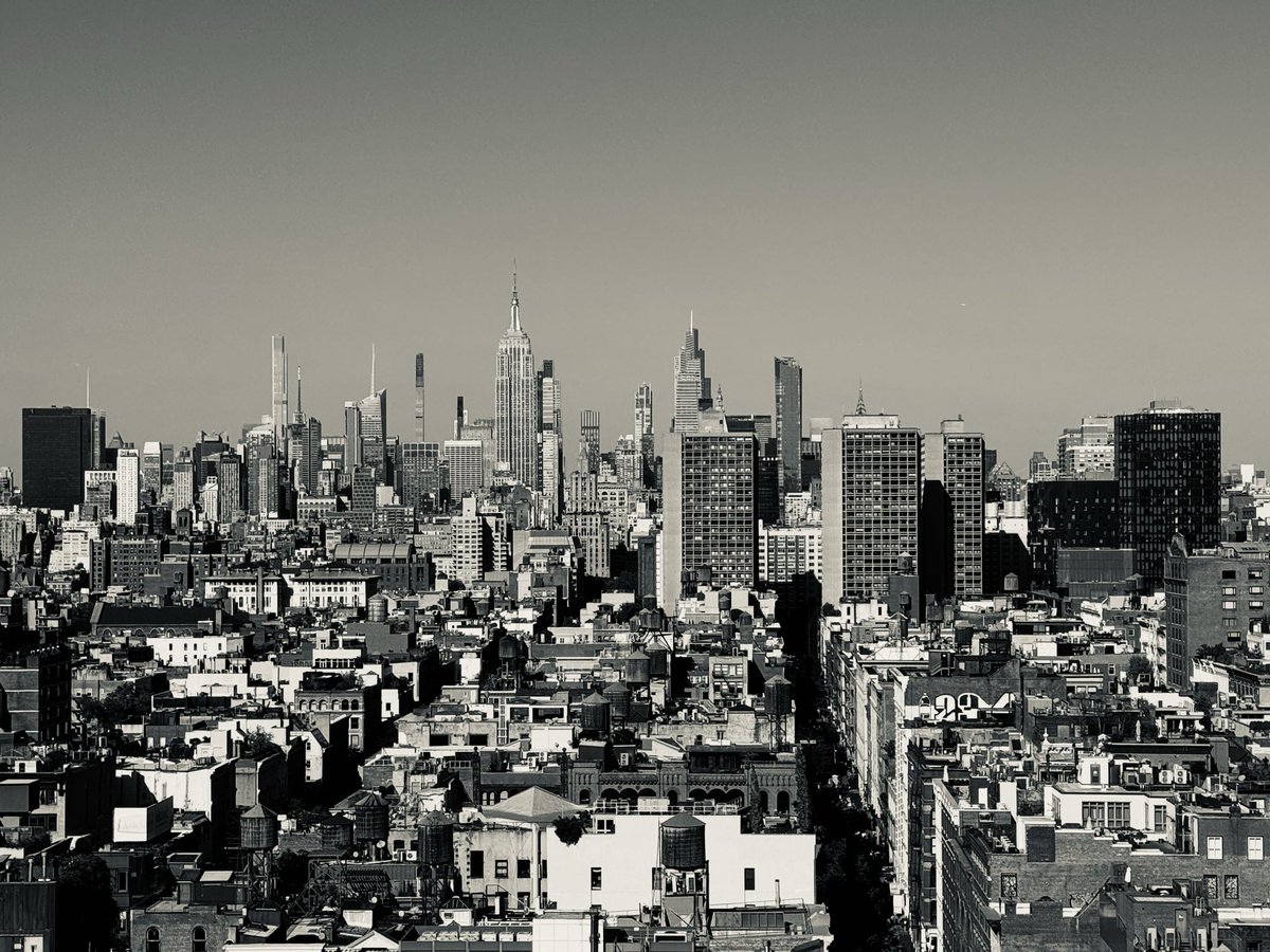 Altrove è notte fonda. Qui è sera, o forse l’alba.
Domani comprerò una camicia, un paio di sneakers e una luce nuova.