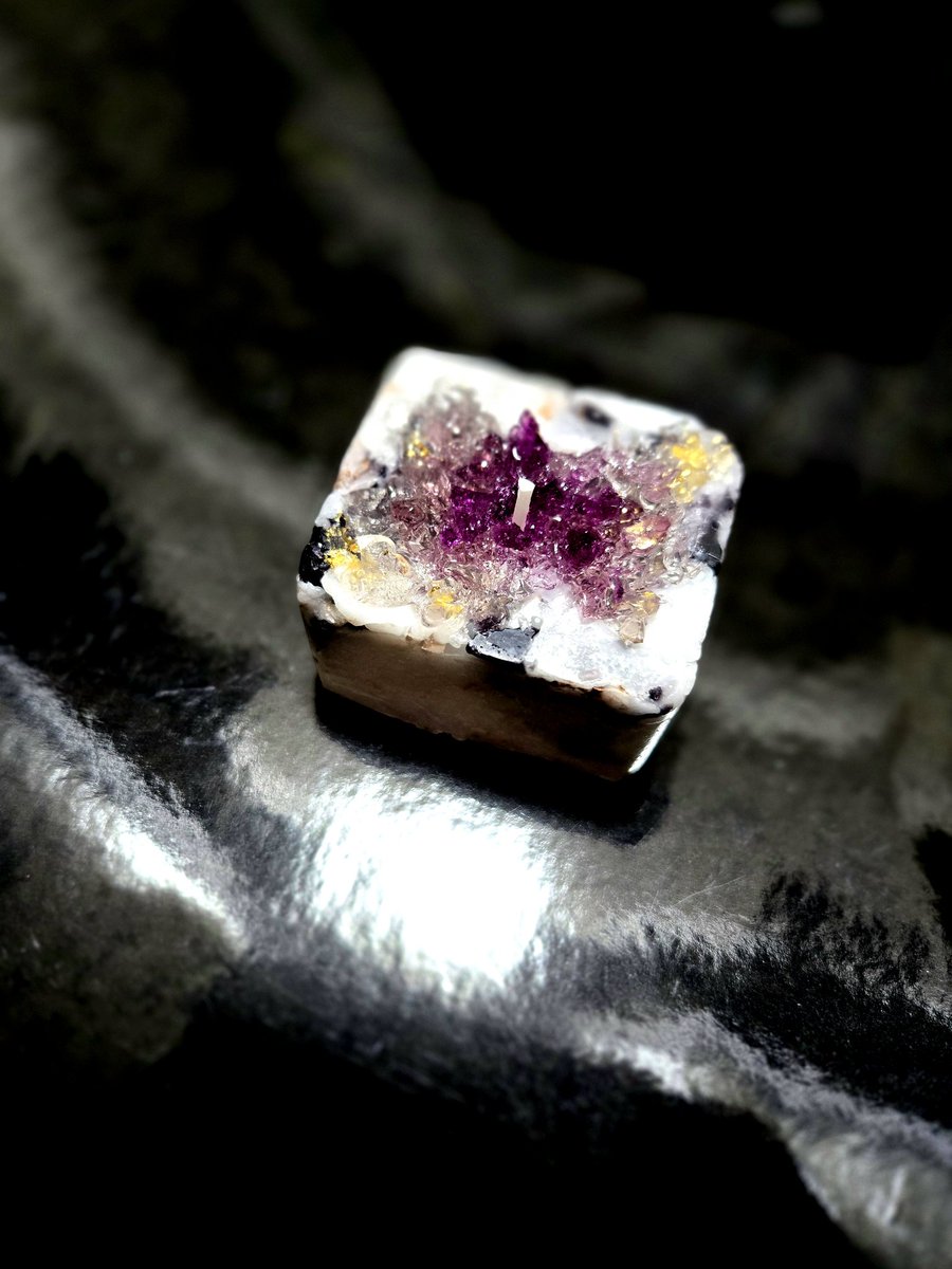 KOUsasayaka's tweet photo. 試行錯誤しながら自分なりの鉱石キャンドルを作ってみました。
とても時間が掛かったので、もう少しやりようはあるのかもですが😶
今の自分の知識ではこれが精一杯…！！！綺麗にできたんじゃないかと自負しておきます😚

#キャンドル
#ハンドメイド好きな人と繋がりたい https://t.co/vQpAtySgFk