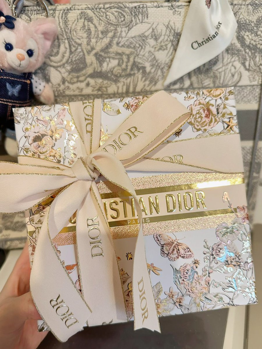 Princess1_6's tweet photo. Today I treated myself to this Dior perfume its sweet scent is simply irresistible. 💕🌹 https://t.co/emr0htEFjp