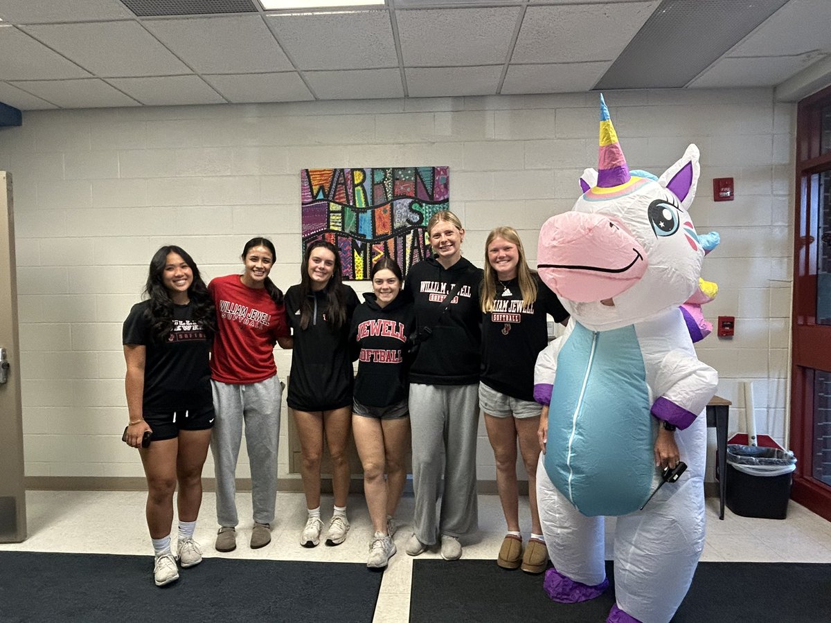 Thank you <a href="/jewellsoftball/">William Jewell Softball</a> for joining us for high five Friday <a href="/WHWildcats/">Warren Hills Elementary</a> !! ❤️💚